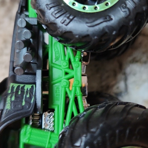 Hotwheels Radical Racer Monster Truck 4x4 black 1:64 scale - Picture 8 of 9